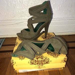 Women’s high platform heels worn twice
